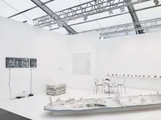 香格纳画廊在2017年度弗里兹伦敦的展位,图片:Courtesy the gallery