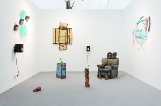 Musa Paradisiaca的作品,在2017年度弗里兹伦敦的Múrias Centeno展位。图片:Courtesy the gallery