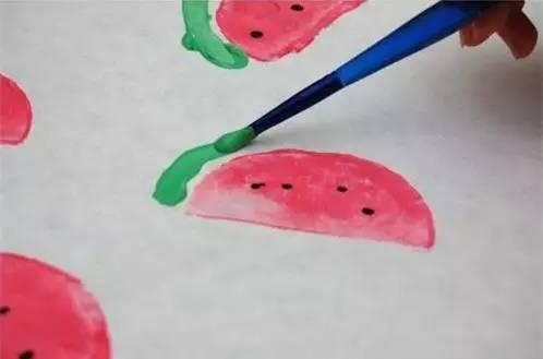 给瓜瓣点上代表瓜子的黑点,画上绿皮皮,一张独一无二的满是心意的包装纸就做好啦!