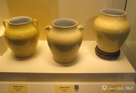 左侧：《浇黄釉描金弦纹双耳尊》　明弘治　故宫博物院藏