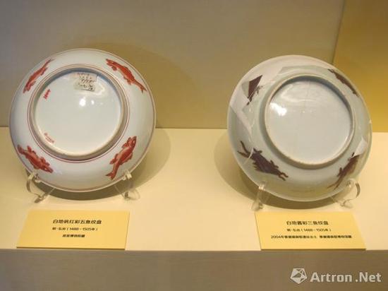 左侧:《白地矾红彩五鱼纹盘》 明弘治 故宫博物院藏 右侧:《白地酱彩三鱼纹盘》明弘治 2004年景德镇御窑遗址出土 景德镇御窑博物馆藏