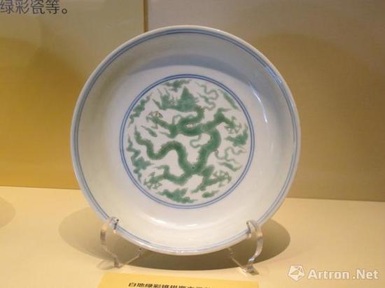 《白地绿彩锥拱海水云龙纹盘》 明弘治 故宫博物院藏