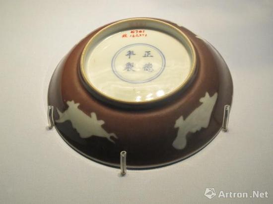 《鲜红釉白鱼纹盘》 明正德 故宫博物院藏