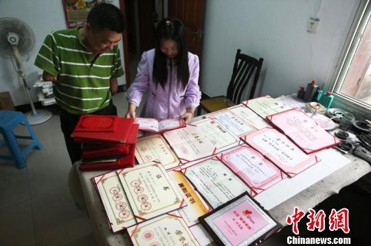 无臂男子用嘴衔笔练书法27年作品在多国展览