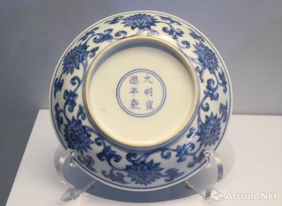 《仿宣德款青花缠枝莲纹碗》 明正德 故宫博物院藏