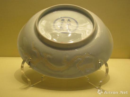 《白釉露胎锥拱海水云龙纹盘》 明弘治 故宫博物院藏
