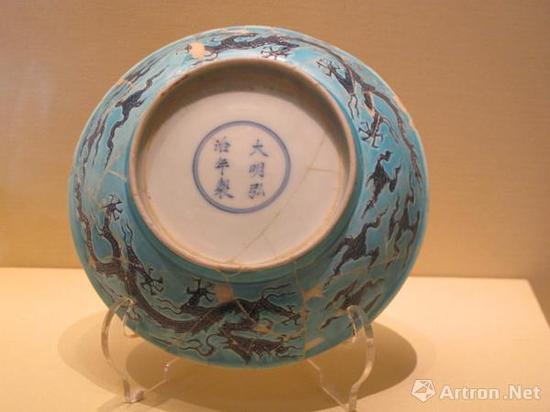孔雀绿地洒蓝云龙纹盘 明弘治 高3.8厘米 口径15厘米 足径8.8厘米 江西省景德镇市公安局移交,景德镇御窑博物馆藏