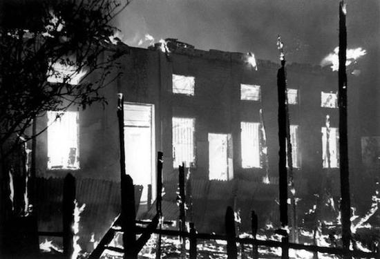 日军烧毁一座仰光的建筑，乔治·罗杰，1942年