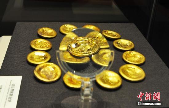 资料图:西汉海昏侯刘贺墓出土的金饼。刘占昆 摄