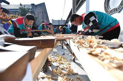 10月12日,来自北京8家古建筑修缮施工企业的43名专业技术工人参加木作“比武”。新京报记者 浦峰 摄