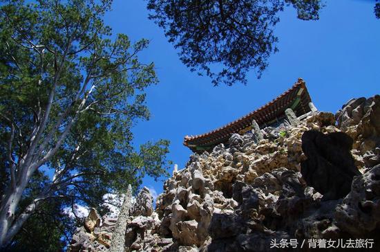 坐落在故宫御花园东北部的堆秀山，是一座由珍贵的太湖石堆砌而成的人造假山。虽然仅有10米高，却显得挺拔俊秀，精巧雅致。