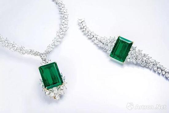 2017春 | 璀璨珠宝 LOT 2074

　　海瑞·温斯顿设计 全球唯一65.55克拉及85.41克拉哥伦比亚祖母绿配钻石手链及项鍊套装

　　成交价 HKD 27，140，000