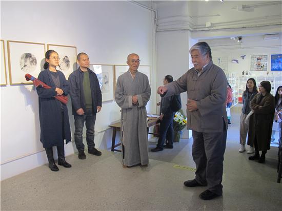 书画鉴赏家及今日美术馆《东方艺术大家·书画》杂志主编杨建国(右)为开幕式致辞