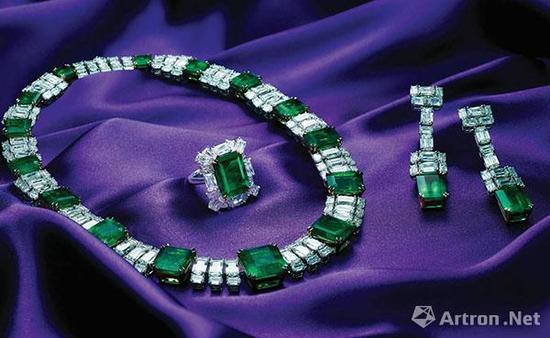 2015年 2015 | LOT 3161 William Goldberg设计，共重约150克拉哥伦比亚祖母绿配Ashoka钻石项鍊，耳环及戒指套装

　　成交价 HKD 23，010，000
