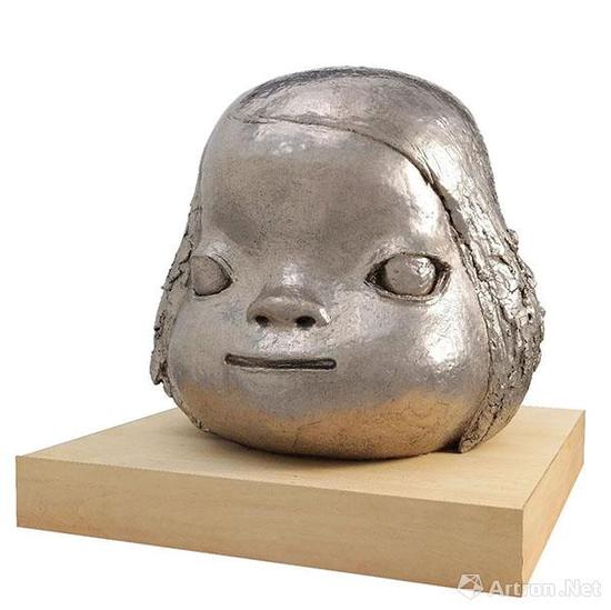 奈良美智（日本，1959年生） 《Otafuku No。 2 （Moon-Faced Woman No.2）》　　陶瓷 白金釉雕塑 118 x 127 x 125 cm 2010年作 估价：港元 4，000，000 - 5，000，000