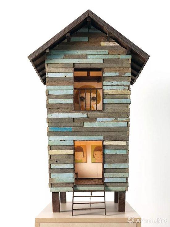 奈良美智(日本,1959年生) 《Our Thai House Mini》 综合媒材 (木屋及四件画作)木屋:88 x 54 x 62.5 cm。 2007年作 估价:港元 4,000,000 - 6,000,000