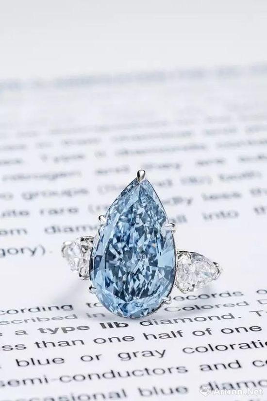 2017秋 | 璀璨珠宝 LOT 2149
瑰丽璀璨 8.26克拉浓彩蓝色钻石配钻石戒指
成交价 HKD 120,360,000