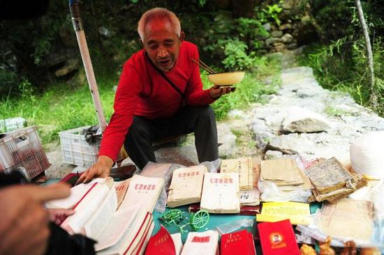 在河南太行山大峡谷景区内，路遇一位摆地摊的老人在出售当地特产及一些古董书及粮票，让许多上了年岁的人看后来了兴趣。