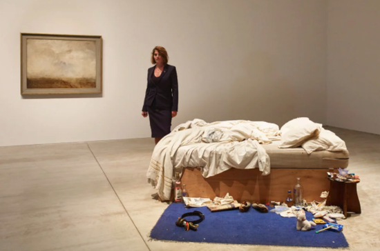 翠西·艾敏在马尔盖特透纳当代艺术馆的展览“Tracey Emin‘My Bed’/JMW Turner“。展览将于2017年10月13日-2018年1月14日举行。图片：Stephen White， courtesy Turner Contemporary