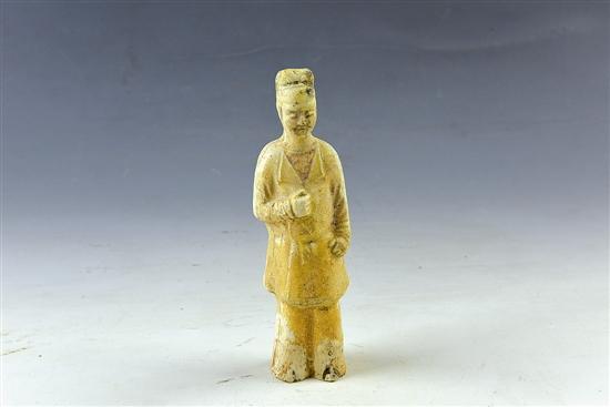 男侍俑 高22cm。头戴幞头,身穿小翻领外衣,一手虚握置于胸,一手握拳置于腰侧。目光下垂,做沉思状。