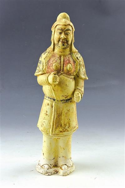 武士俑  高36.4cm。头戴铁盔，身披明光铠，浓眉怒目，大鼻阔嘴，一手虚握置于胸，一手握拳置于腰侧。