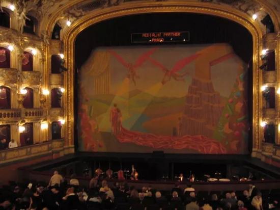 2002年，Antonín ?t?ízek的9米×16米的画作装饰于布拉格国家歌剧院