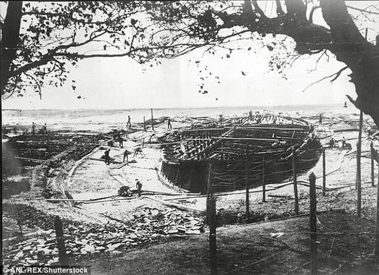 图：1930年代发现罗马皇帝卡里古拉的沉船时景象