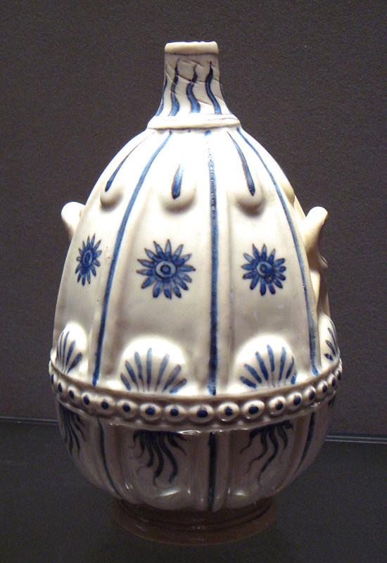 美第奇家族在1575-1587年制作的瓷器，从图中可以看出，他们主要是仿造青花瓷的式样，但是质量并不佳。