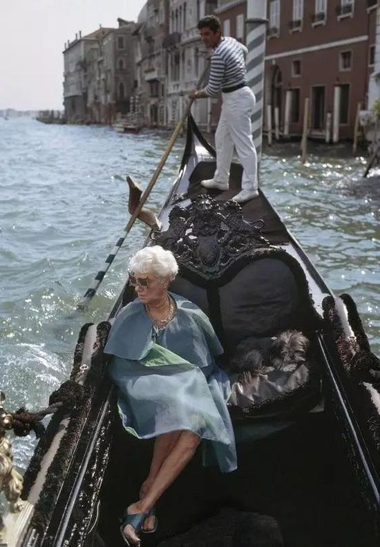 佩吉是威尼斯第一个拥有私人刚朵拉（威尼斯六人座的平底船）的人，图为她乘坐刚朵拉出行