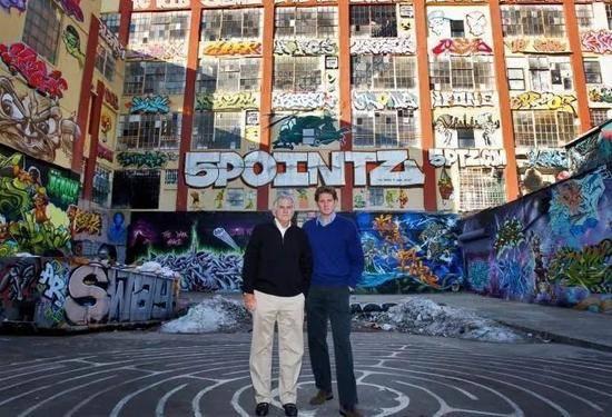 房地产开发商Jerry Wolkoff和他儿子在5Pointz前合影。图片：致谢DELMUNDO， ANTHONY FREELANCE NYDN
