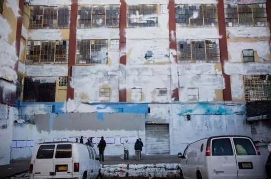 涂鸦艺术地标5Pointz拆除前(上)与拆除后(下)的对比图。图片:致谢HuffPost网站
