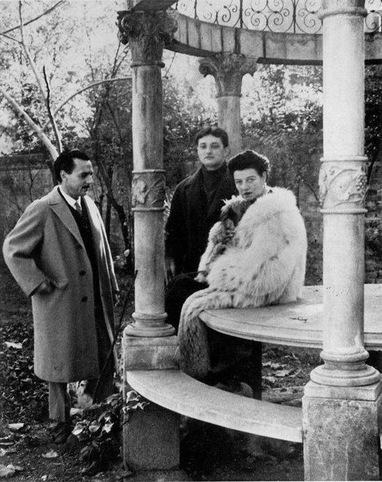 佩吉和意大利先锋画家Bacci以及Tancredi在维尼尔狮宫