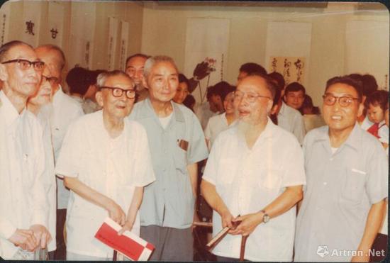 1980年6月，“钱君匋书画篆刻装帧作品展”在上海隆重开幕，朱屺瞻、钱镜塘、沈迈士、王个簃、陈巨来等参加开幕式