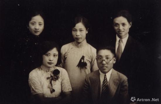 1933年，新婚时钱君匋夫妇与朋友合影