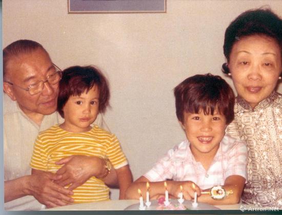 1976年 仇国仕（左二）、哥哥（左三）与祖父仇焱之（左一）及祖母在瑞士尼永