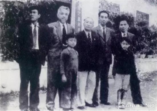1948年，梁锡鸿（左一）、王道源（左二）、高剑父（中）、阳太阳（右二）、关山月（右一）合影