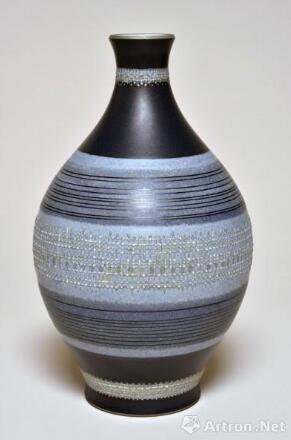 《蓝底内尔维尔瓷瓶》 皮耶·杰库 高30cm，直径18cm 1957年 瓷器 图片来源于杜梦堂