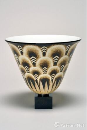 《鲁尔曼瓷瓶 No. 3》 艾米尔-雅克·鲁尔曼 高22cm,直径26cm 约1930年 釉面瓷 图片来源于杜梦堂