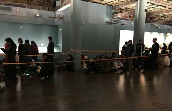 展览现场：排队等候观看《千里江山图》