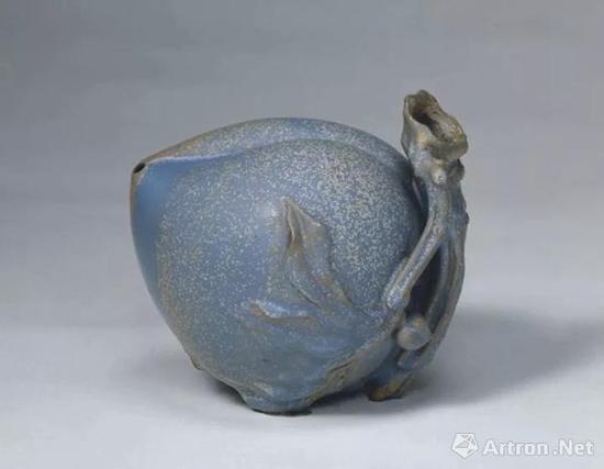 宜兴窑桃式水注,明,通高11.9cm,腹径12cm.