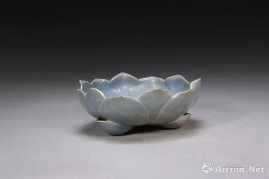 宜兴窑仿钧天蓝釉莲花式洗,明,高7.1cm,口径19.3cm,足距10cm.