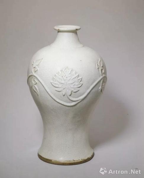 宜兴窑塑贴莲花纹梅瓶,明,高28.1cm,口径4.9cm,底径14.2cm.
