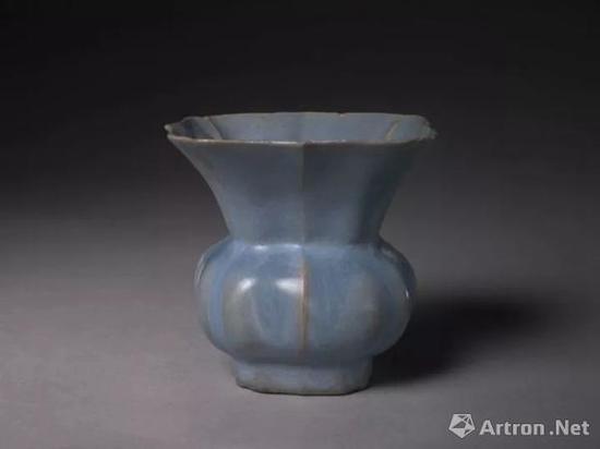 宜兴窑仿钧天蓝釉方渣斗，明，高8cm,口边长8.6cm,足边长4.3cm.