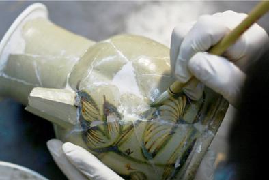▲安徽博物院文物科技保护中心陶瓷修复师朱善银在修补一件瓷器(10月19日摄)。