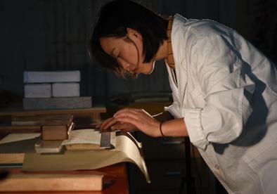 ▲安徽博物院文物科技保护中心古籍修复师单其琴在修补一本古籍(10月17日摄)。