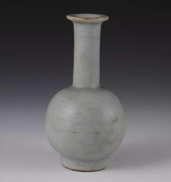 南宋青瓷长颈瓶 南宋开禧元年（1205）口径3.6厘米 腹径7.2厘米 足径4.2厘米 高13.3厘米
