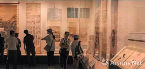 慕名前来的游客在北京故宫博物院观看石渠宝笈特展，该展共包括283件书画藏品。这是近10年来北京规格最高的书画藏品展览。