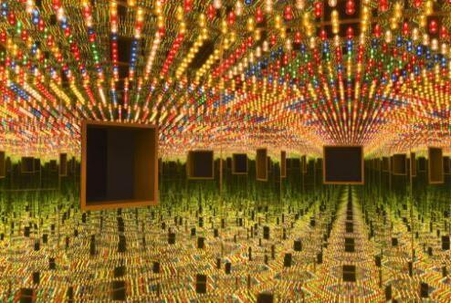 草间弥生，《无限镜屋——永恒的爱》（Infinity Mirrored Room-Love Forever），1966/94。图片：Courtesy of Ota Fine Arts， Tokyo/Singapore；Victoria Miro，London；David Zwirner，New York；? Yayoi Kusama；by Cathy Carver