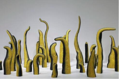 2017年赫许洪恩美术馆和雕塑花园展览现场的草间弥生《生活》 (Life,Repetitive Vision,1998) 。图片:by Cathy Carver