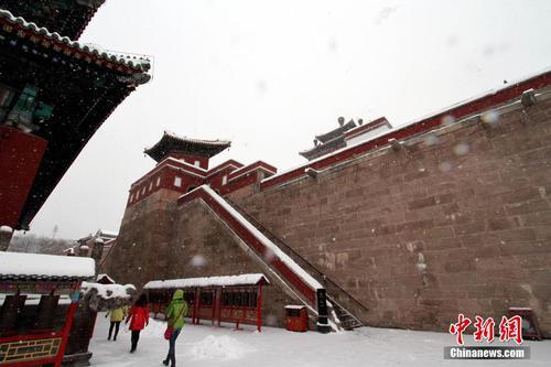 承德市普宁寺在白雪掩映中显得庄严神圣